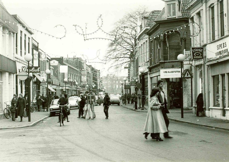 Oldenzaalsestraat 16-18 Wilhelminastraat en Noorderhagen in noordelijke richting. Esvege. Sipkes uurwerken. Kleefstra dec. 1979.jpg