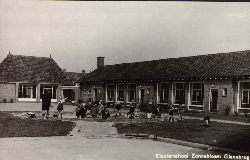 Jacob Roggeveenstraat 45 Glanerbrug kleuterschool De Zonnebloem eerder kleuterschool Koningin Wilhelmina.jpg