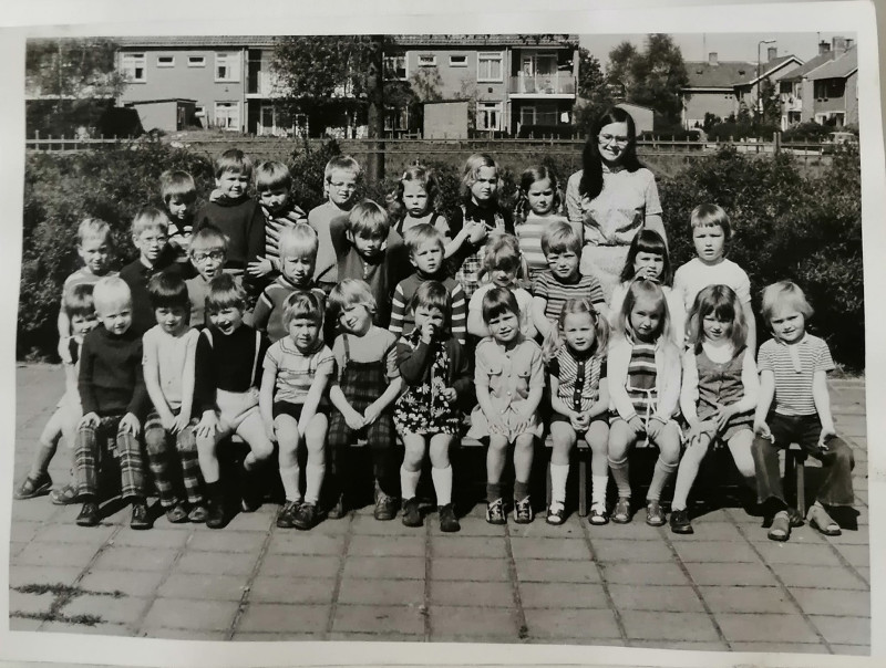 Schoolstraat 7 schoolplein Wilhelmina kleuterschool 1973. Achtergrond Gerrit de Veerstraat.jpg