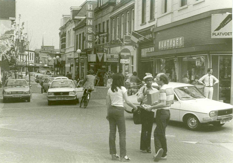 Oldenzaalsestraat 2 nu De Heurne 2 cafetaria  Kruising met de Klomp 1981.jpg