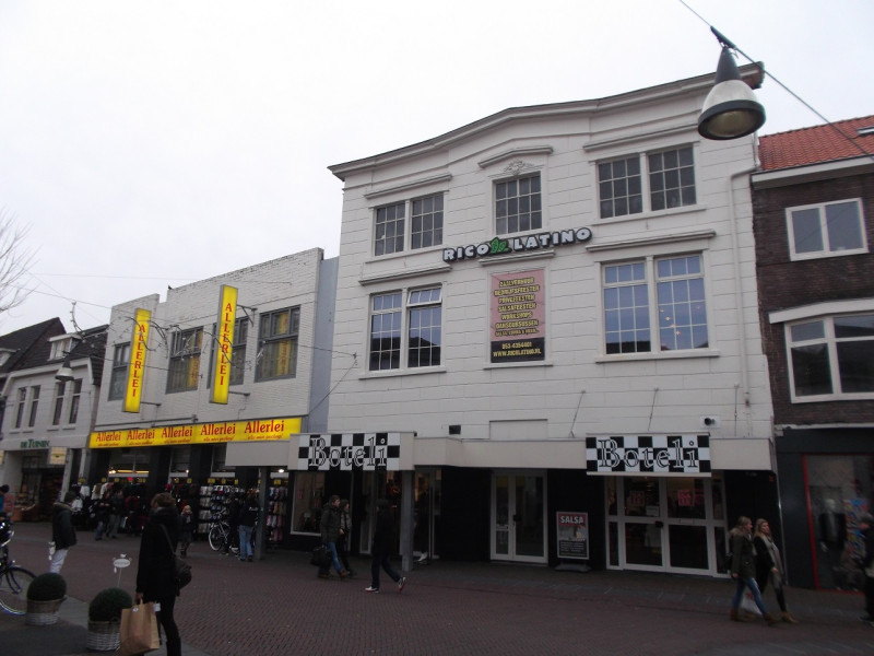 De Heurne 19 vroeger schouwburg Ons Huis en later bioscoop Metropole en Allerlei winkel  en 19B van Heekshuis nu Rico Latino.JPG