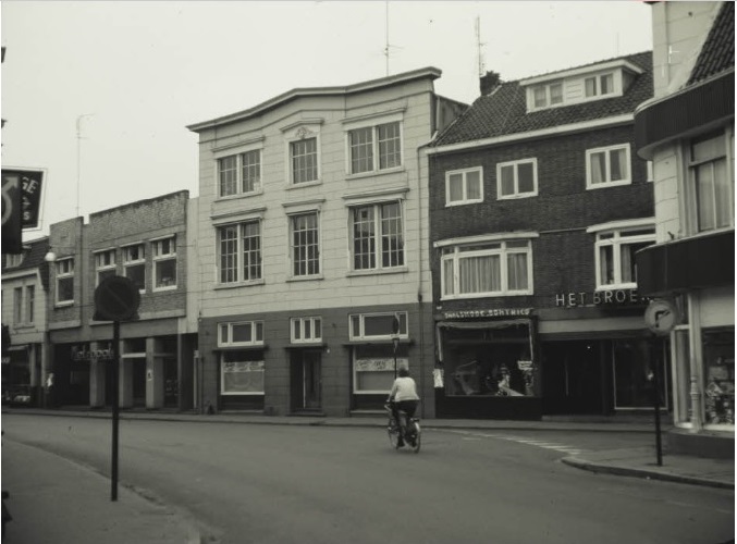 Oldenzaalsestraat 19-21C woningen en winkels met Metropole (vroeger Ons Huis), Damesmode Bontrico, Broekenhuis 20-2-1972.jpg