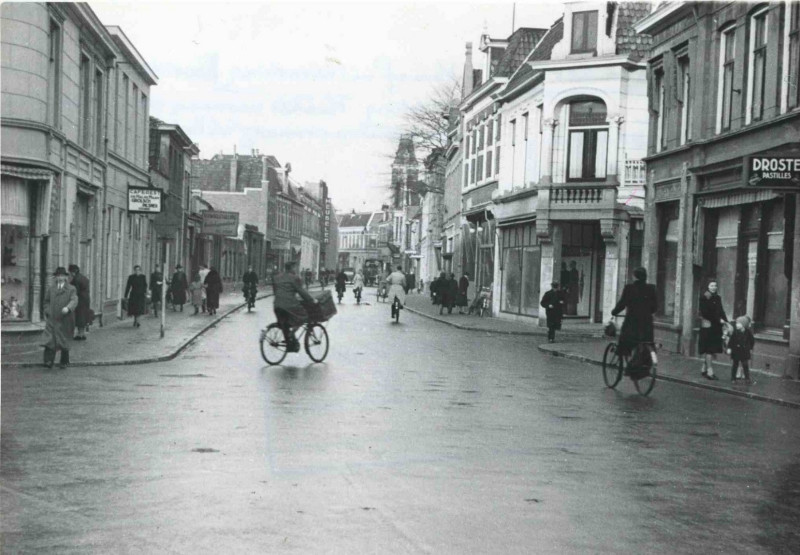 Oldenzaalsestraat 25 links café De Halve Maan.  Feb. 1944.jpg
