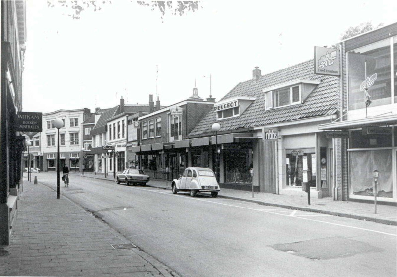 Oldenzaalsestraat 25 e.v. nu De Heurne links Witkam boekhandel.jpg