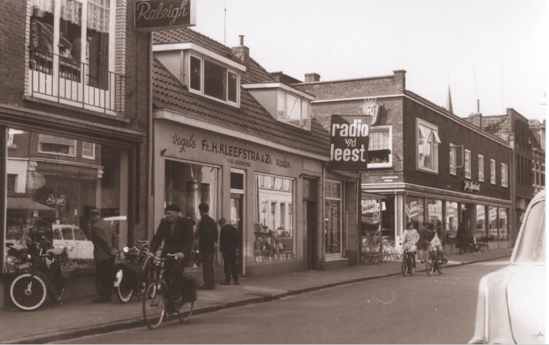 Oldenzaalsestraat 35 winkels met o.a. fietsenwinkel, Fa. H. Kleefstra dierenspeciaalzaak, Radio v.d Leest 1967.jpg