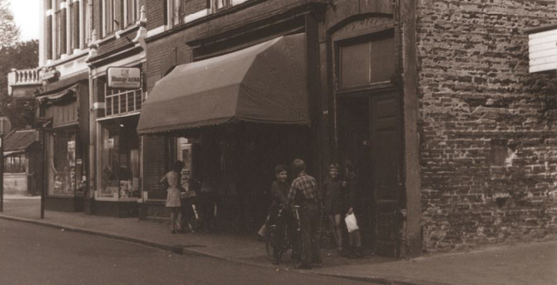 Oldenzaalsestraat 88 Ongeveer tussen Radio Nijhuis en Restaurant Rex. 1967.jpg