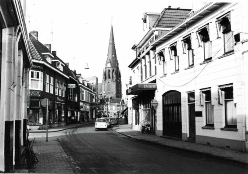 Oldenzaalsestraat 88  vanaf Van Lochemstraat  rechts houtdraaierij van Nijhuis en restaurant Rex  achtergrond  Jozefkerk 1971.jpg