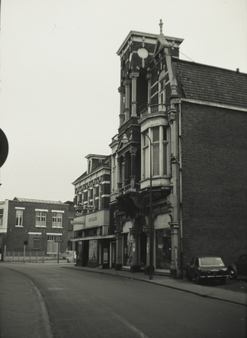 Oldenzaalsestraat 58-62 Panden in noordelijke richting met De Faam  en cafetaria Lucullus 20-2-1972.jpeg
