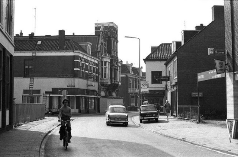 Oldenzaalsestraat 58-62 nu De Heurne De Faam en hoek Hoge Bothofstraat cafetaria Lucullus 1972.jpg