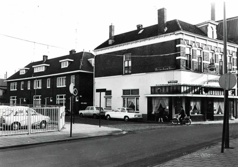 Oldenzaalsestraat 60-68 hoek Hoge Bothofstraat met cafetaria Lucullus. mei 1971. Vroeger pand slager .K. Muller.jpg