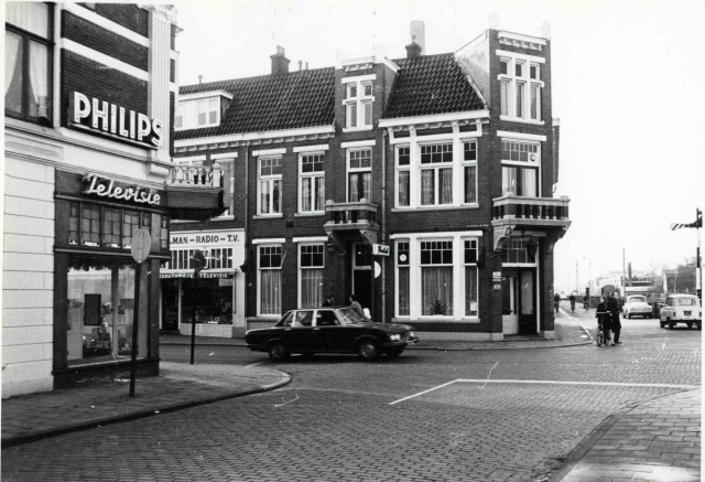 Oldenzaalsestraat 103 hoek Parallelweg vanaf Lage Bothofstraat met Radio Nijhuis en café Te Vaarwerk (voorheen Robers) mei 1971.jpeg