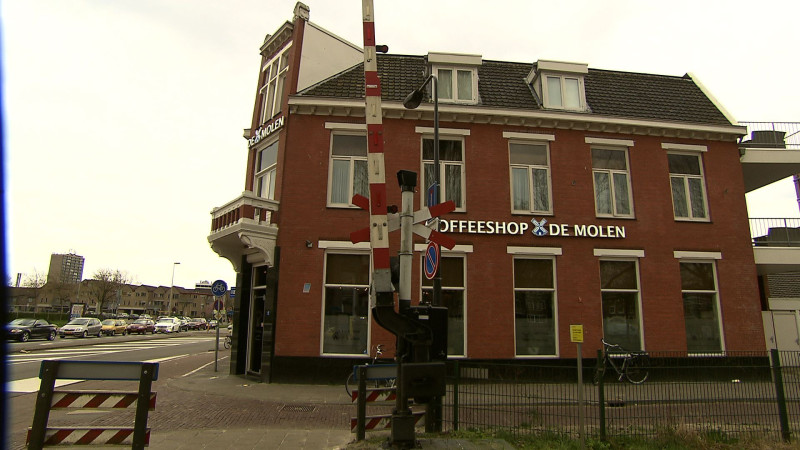 Oldenzaalsestraat 103 hoek Parallelweg coffeeshop De Molen.jpg