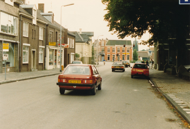 Oldenzaalsestraat 103 Café 't Spoortje met links uithangbord Ugurlu en tabakswinkel gezien richting kruising Parallelweg en Molenstraat. aug. 1987.jpeg