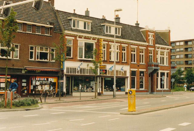 Oldenzaalsestraat 103 Café 't Spoortje op hoek Parallelweg. Met naastgelegen winkel van Brilman radio tv en winkel van de Gulle Bottelier. aug. 1987.jpeg