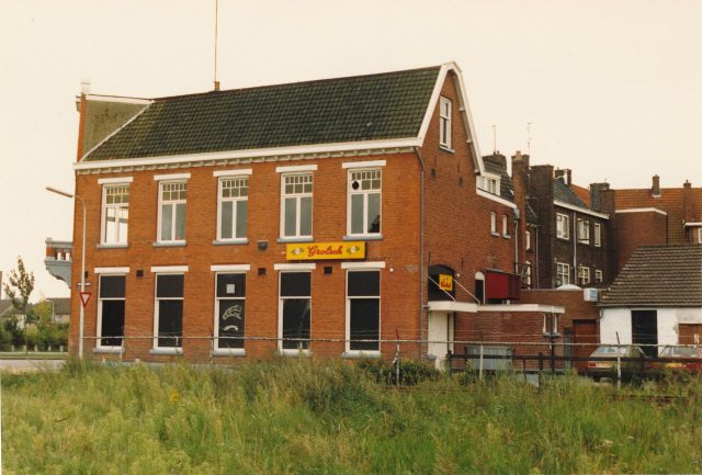 Oldenzaalsestraat 103 hoek Parallelweg Café 't Spoortje augustus 1987.jpeg