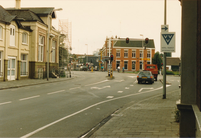 Oldenzaalsestraat 103 hoek Parallelweg Café 't Spoortje. augustus 1987.jpeg