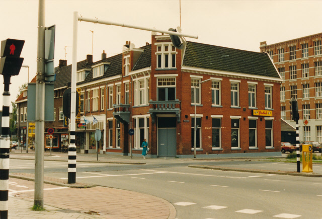 Oldenzaalsestraat 103 hoek Parallelweg Café 't Spoortje augustus 1987..jpeg