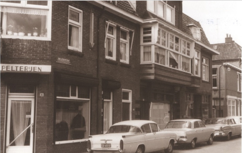 Van Lochemstraat 26-30 restaurant en Donkerwolke Pelterijen 1967.jpg