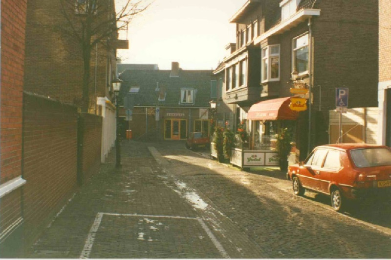Van Lochemstraat 26-30 rechts restaurant 1995.jpg