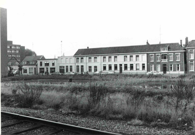 Molenstraat 69-77-83 Zicht vanaf de Parallelweg op de Molenstraat met machinefabriek Sanders en nr. 69 De Volksvriend. 1977.jpg