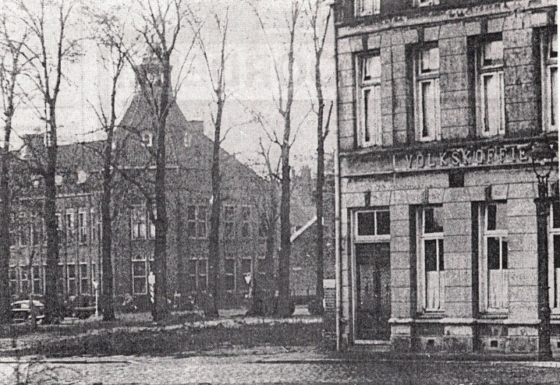 Diezerstraat 14 volkskoffiehuis De Volksvriend met  links Beltstraat met Gemeentelijk Lyceum hoek C.F. Klaarstraat.jpg