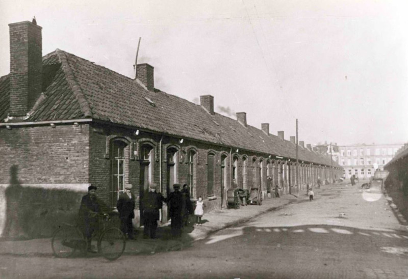 Lindelaan richting Diezerstraat 14 op de achtergrond het volkskoffiehuis Volksvriend. De Krim 1930.jpg