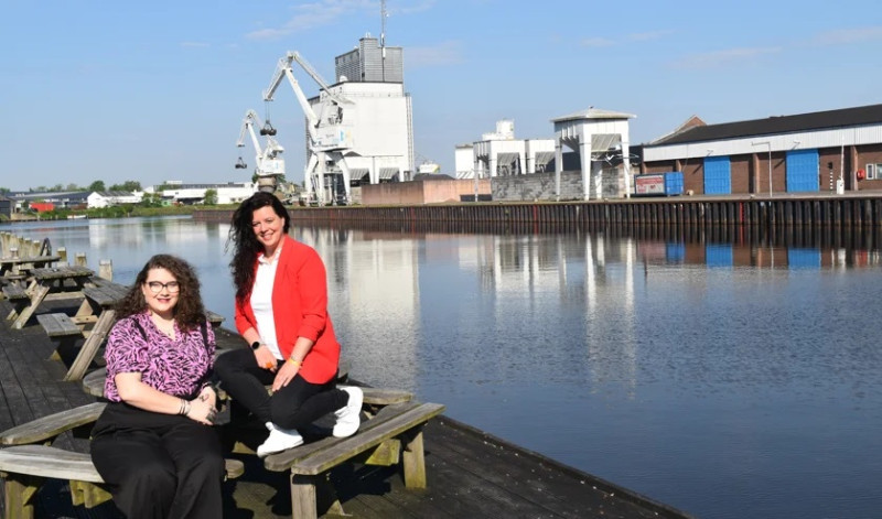 De eerste Enschedese Havendag wordt zondag 4 juni gehouden. Rechts Yvonne Schmidt, links Janneke Woltjer.jpg