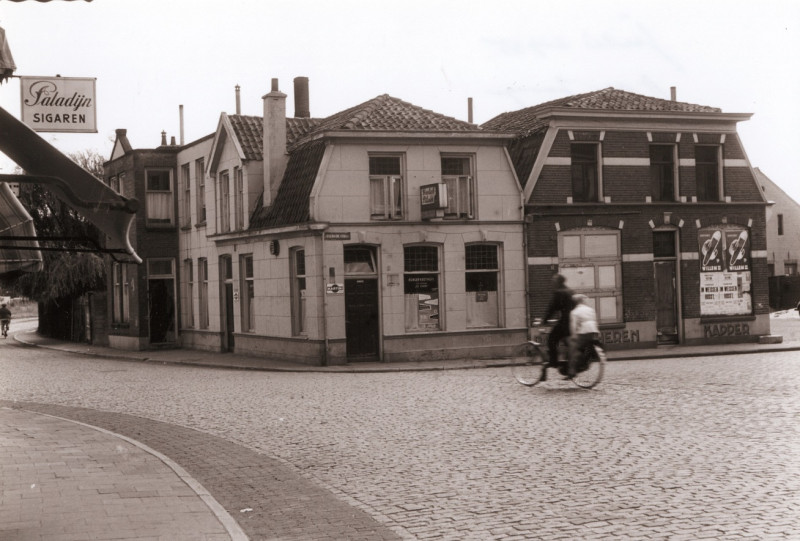 Alsteedsestraat 1-5 Hoek Berkenkamp vanaf Willemstraat leegstaande panden van Burgerkosthuis en Pension De Kroon en Herenkapper cafe Tunneke 1955.jpg