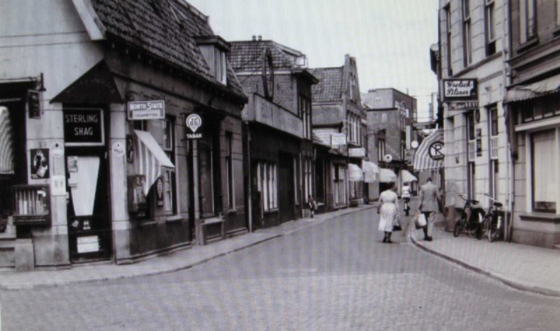 Kalanderstraat 59-61 rechts cafe GEVI links Willemstraat 19 sigarenwinkel M. Kippers.jpg