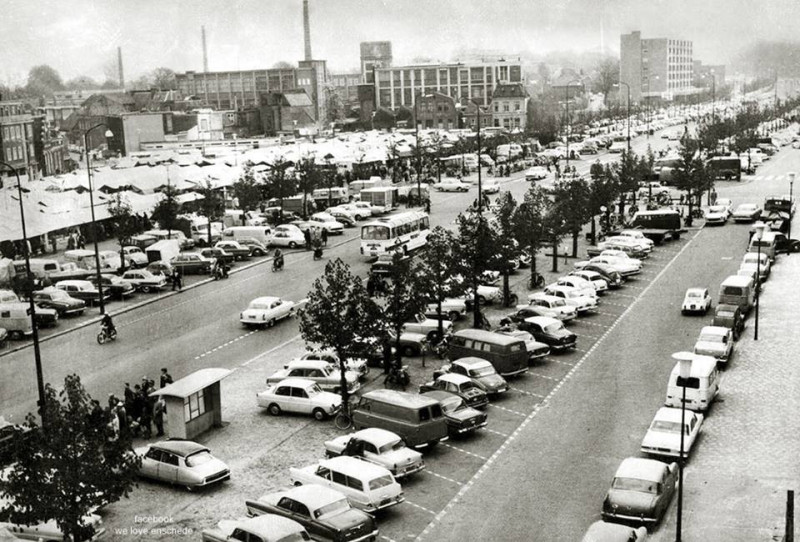 Kalanderstraat 59 hoek Willemstraat cafe Gevi gezien vanaf Boulevard 1945, later is daar de Klanderij gebouwd. mei 1964.jpg