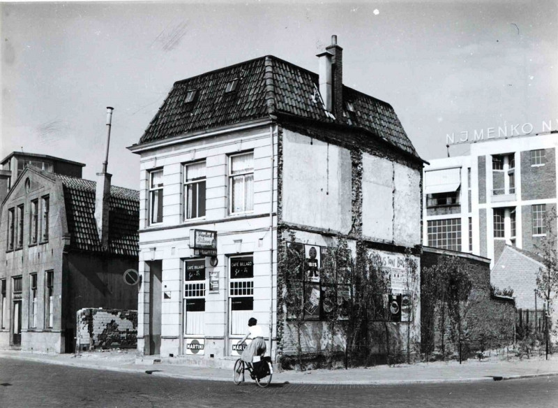 Kalanderstraat 59 hoek Beukinkstraat met café GeVi. Op de achtergrond textielfabriek N.J. Menko. 1960.jpg