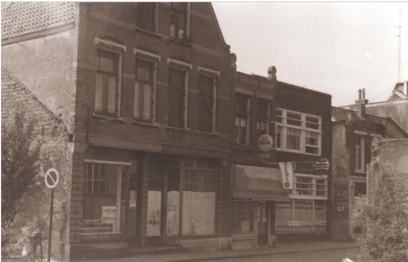 Kalanderstraat 30-38 Voorgevels woningen en café De Boulevardhoek 1967.jpg