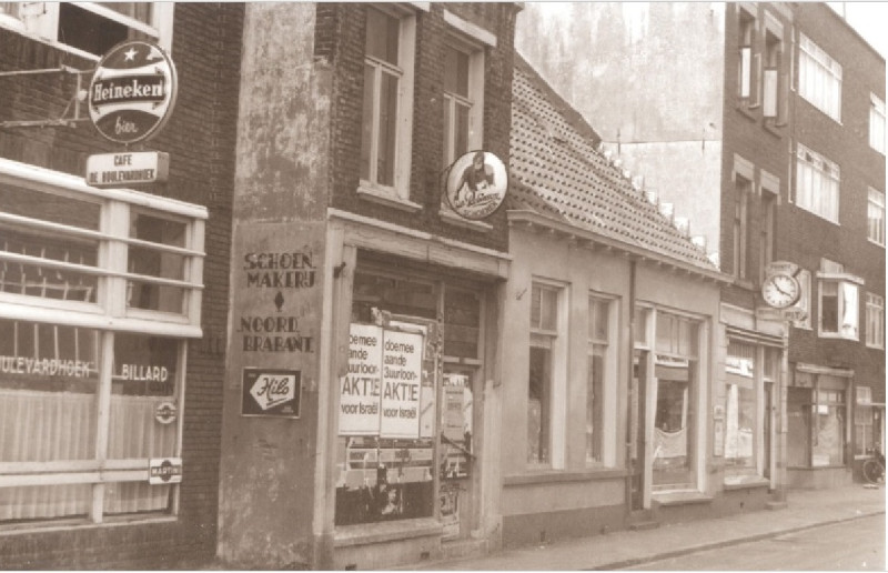 Kalanderstraat 28-30 Voorgevels, met o.a. café De Boulevardhoek, Schoenmakerij Noord-Brabant, Juwelier Remmelt Pit 1967.jpg
