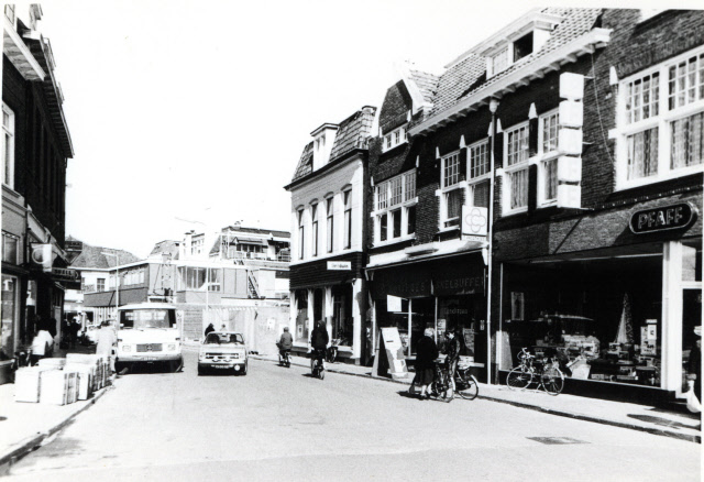 Kalanderstraat 15 Richting Oldenzaalsestraat met nieuwbouw Hema en het Proathoes 1977.jpeg