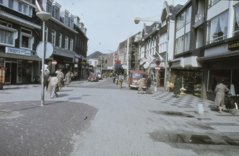 Kalanderstraat 9-15 Rechts Hema, Heijne schoenen, 't Proathoes, slagerij. Links Freddy's Snackcorner, Van Amerom 1975.jpg