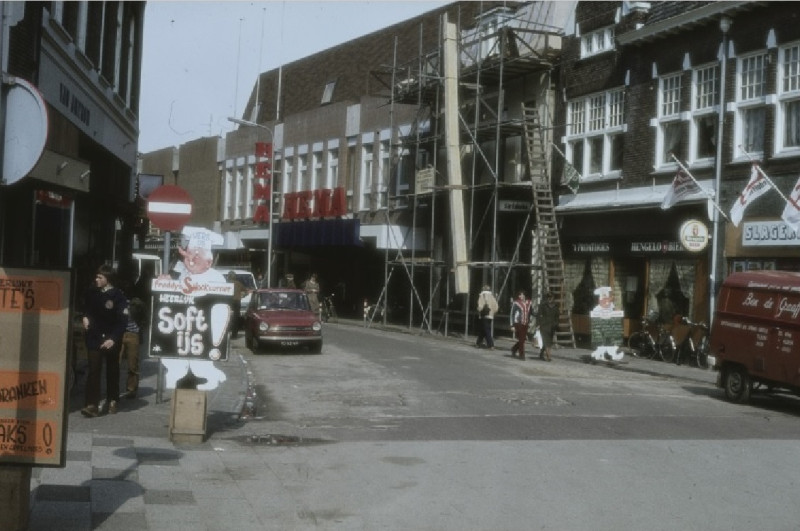 Kalanderstraat 9-15 Hema, 't Proathoes, Van Amerom, cafetaria Freddy's Snackcorner, slagerij Freddy de Leeuw 1975.jpg