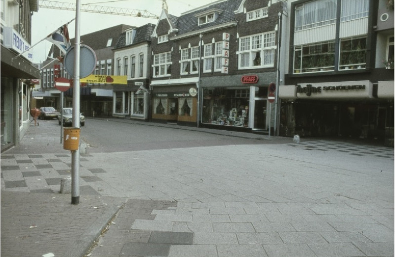 Kalanderstraat 15-17  Heijne Schoenen, Naaimachinewinkel Pfaff, 't Proathoes. . 1975.jpg