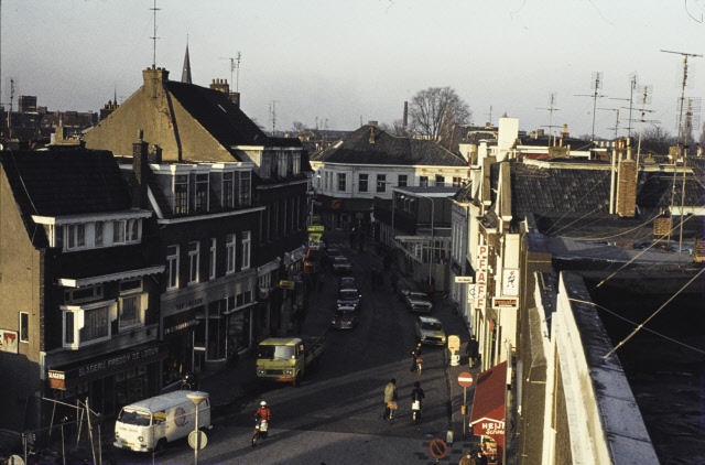 Kalanderstraat 10 woningen en winkels, met slagerij Freddy de Leeuw (later snackcorner), Van Amerom, Heijne Schoenen en HEMA 31-1-1977.jpeg