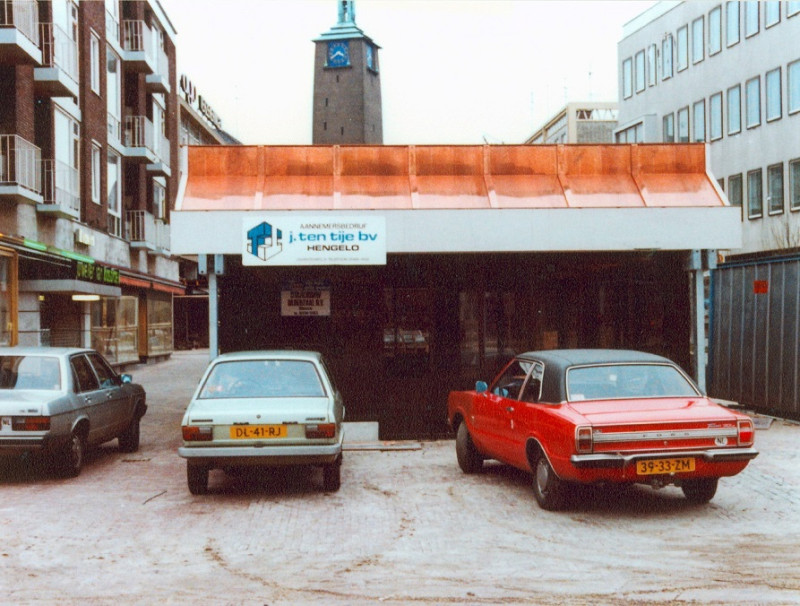 Van Loenshof 38k lunchroom Crêpe Suzette en op de achtergrond de toren van het stadhuis 1981 later Brasserie Ria.jpg