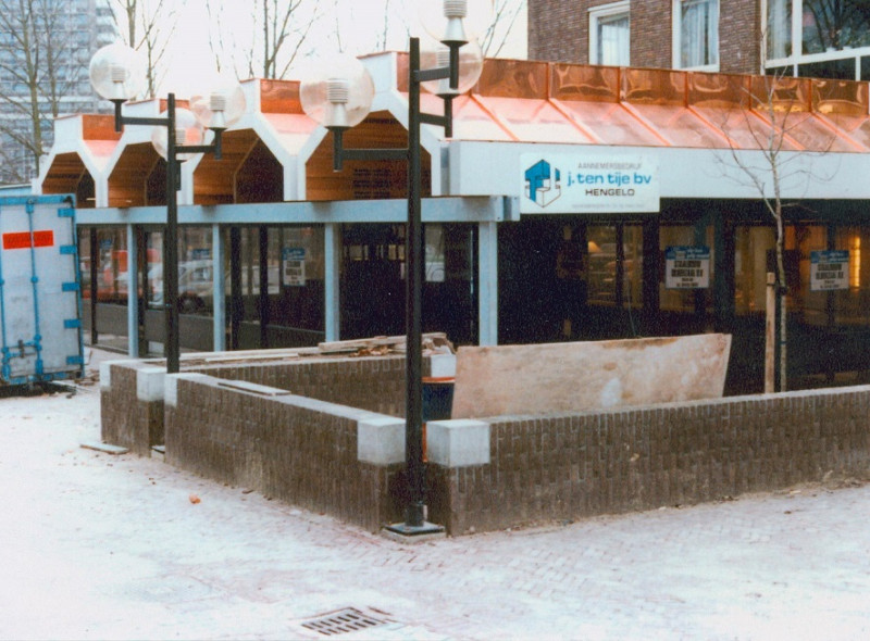 Van Loenshof 38k met op de voorgrond lunchroom Crêpe Suzette 1981 later Brasserie Ria.jpg