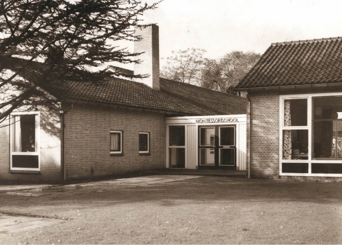 Dr. Benthemstraat 14 Montessorischool met zicht op de ingang.jpg