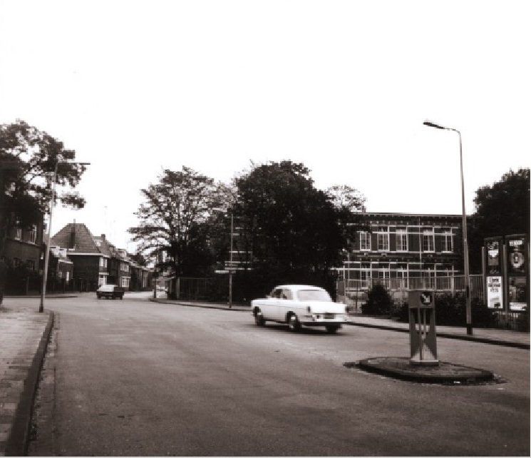 Nieuwe Schoolweg 51 vanaf Visserijstraat met de Herman Broerenschool 1970 vroeger ook locatie Dr. Ariensschool.jpg