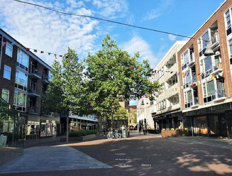 Van Loenshof 27 rechts cafe Floor naast Biblos.jpg