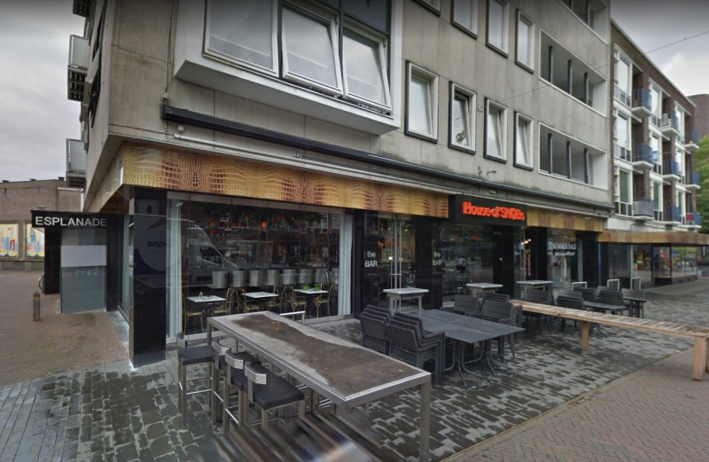 Van Loenshof 27 hoek Walstraaat The Bar nu cafe Floor naast House of Snobs.jpg
