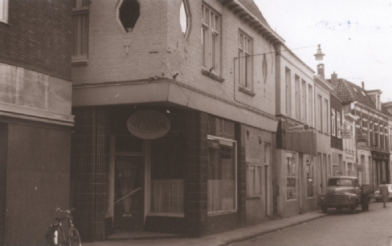 Walstraat 1 woningen en winkels met o.a. wassalon Wassorama, kapperszaak cafetaria en café 1967.jpg