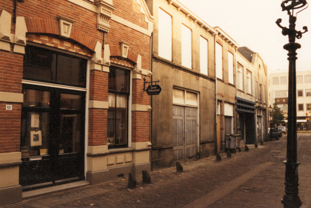 Walstraat 10 Richting van Loenshof met vestiging van het Twents Antiquariaat 1985.jpeg