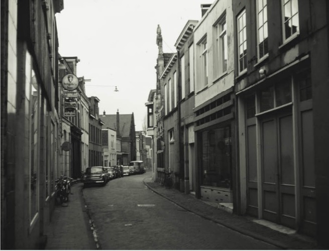 Walstraat 11 In noordelijke richting, richting Marktstraat. Met links cafetaria Olde Olthof en De Roode Leeuw. 13-11-1970.jpg