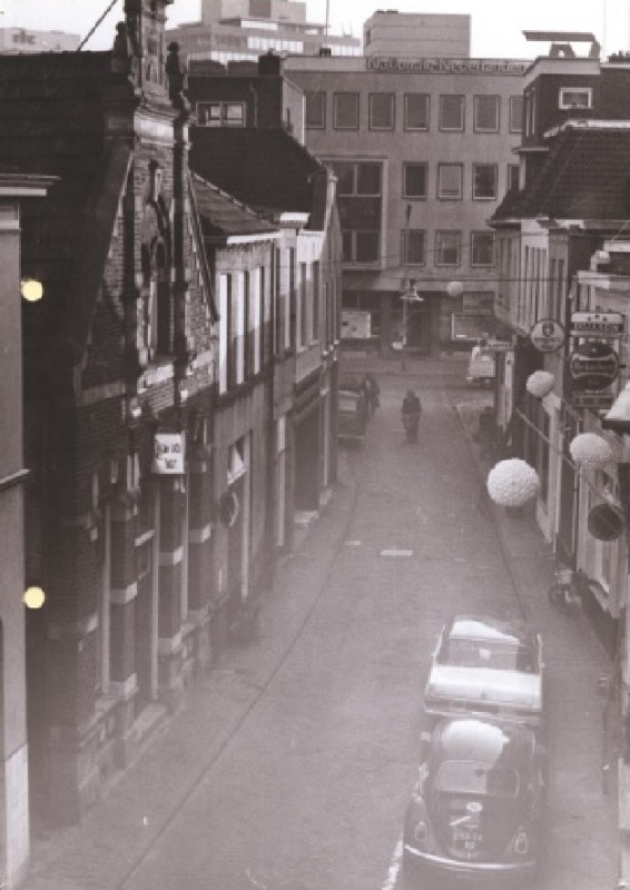 Walstraat 11 Eerste gedeelte richting Van Loenshof met café de Rode Leeuw 1972.jpg