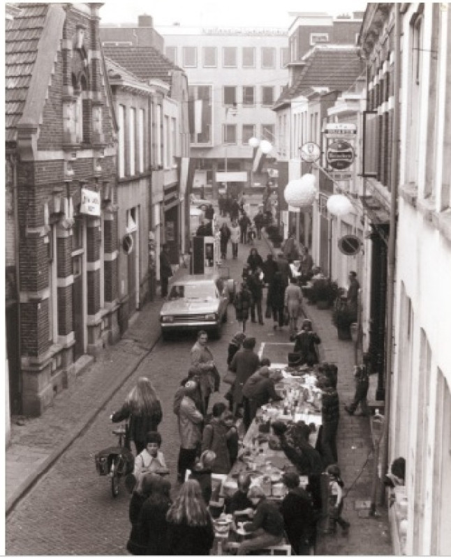 Walstraat 11 Richting Van Loenshof met café de Rode Leeuw, manifestatie i.v.m. opknappen Walstraat 16-12-1972.jpg