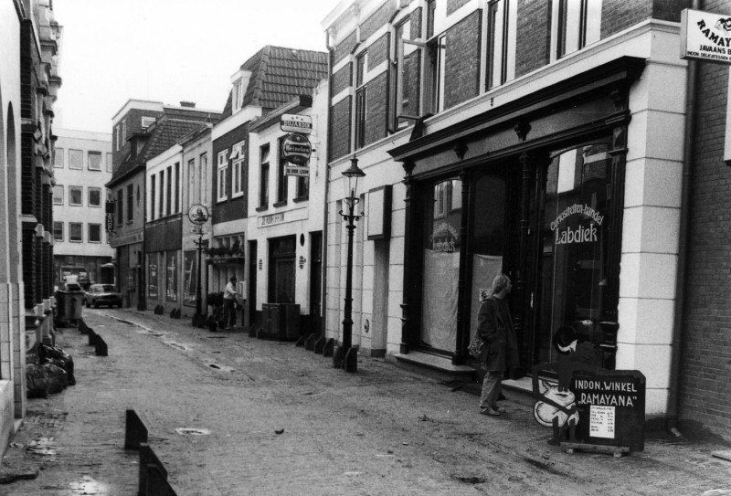 Walstraat 11-15 Rechts de Curiositeiten-handel Labdiek en cafe De Rode Leeuw.jpg